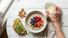 Cosa dovremmo mangiare quando invecchiamo? Sette alimenti consigliati.