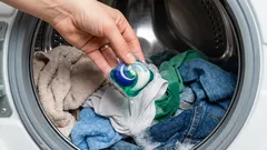  La maggior parte delle persone usa le capsule per il bucato nel modo sbagliato? Assicurati che si sciolgano bene e non rovinino i tuoi vestiti